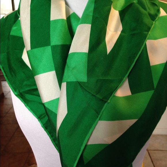 Vintage Accessories - Vera green & white geometric print scarf 26"x30"